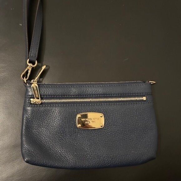 NWOT Navy Pebbled leather Michael Kors wristlet - Picture 1 of 6